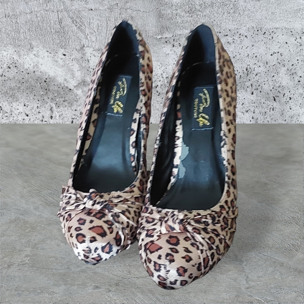 Pleaser Pin Up Couture Leopard Print Platform Stiletto Pumps Women's Size 6 GUC